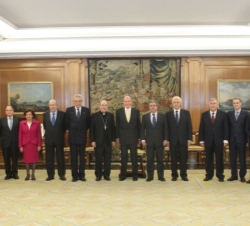 Su Majestad el Rey junto a una representación de la Real Fundación Patronato de la Vivienda de Sevilla